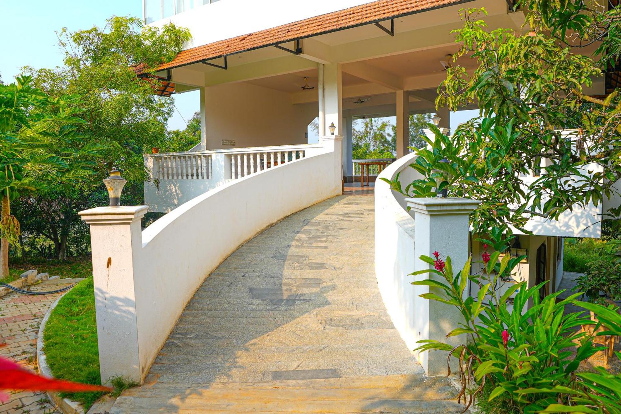Bana The Wild Waters Hotel Muduvadi Bagian luar foto